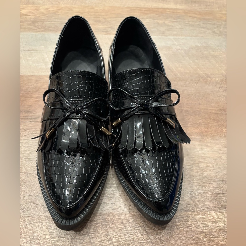 Black Crocodile Pattern Loafers